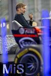 14.01.2025, Fussball, Pressekonferenz bei Red Bull in Salzburg, Jrgen Klopp (Global Head of Soccer bei Red Bull) stellt sich erstmals den Medien, im Hangar 7 am Salzburger Airport.  Vor ihm ein Formel 1 Rennwagen von Max Verstappen.