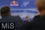 14.01.2025, Fussball, Pressekonferenz bei Red Bull in Salzburg, Jrgen Klopp (Global Head of Soccer bei Red Bull) stellt sich erstmals den Medien, im Hangar 7 am Salzburger Airport.  Auf dem Board ber ihm seine Signatur und das RedBull Logo.