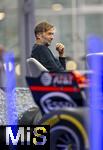 14.01.2025, Fussball, Pressekonferenz bei Red Bull in Salzburg, Jrgen Klopp (Global Head of Soccer bei Red Bull) stellt sich erstmals den Medien, im Hangar 7 am Salzburger Airport.  Vor ihm ein Formel 1 Rennwagen von Max Verstappen.