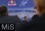 14.01.2025, Fussball, Pressekonferenz bei Red Bull in Salzburg, Jrgen Klopp (Global Head of Soccer bei Red Bull) stellt sich erstmals den Medien, im Hangar 7 am Salzburger Airport.  Auf dem Board ber ihm seine Signatur und das RedBull Logo.