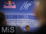 14.01.2025, Fussball, Pressekonferenz bei Red Bull in Salzburg, Jrgen Klopp (Global Head of Soccer bei Red Bull) stellt sich erstmals den Medien, im Hangar 7 am Salzburger Airport.  Auf dem Board ber ihm seine Signatur und das RedBull Logo.