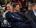 14.01.2025, Fussball, Pressekonferenz bei Red Bull in Salzburg, Jrgen Klopp (Global Head of Soccer bei Red Bull) stellt sich erstmals den Medien, im Hangar 7 am Salzburger Airport.    li: Oliver Mintzlaff (Geschftsfhrer der Red Bull GmbH), mitte: Mario Gomez (Technischer Direktor, Red Bull Soccer) 