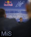 14.01.2025, Fussball, Pressekonferenz bei Red Bull in Salzburg, Jrgen Klopp (Global Head of Soccer bei Red Bull) stellt sich erstmals den Medien, im Hangar 7 am Salzburger Airport.  Auf dem Board ber ihm seine Signatur und das RedBull Logo.