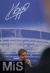 14.01.2025, Fussball, Pressekonferenz bei Red Bull in Salzburg, Jrgen Klopp (Global Head of Soccer bei Red Bull) stellt sich erstmals den Medien, im Hangar 7 am Salzburger Airport.  Auf dem Board ber ihm seine Signatur und das RedBull Logo.