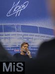 14.01.2025, Fussball, Pressekonferenz bei Red Bull in Salzburg, Jrgen Klopp (Global Head of Soccer bei Red Bull) stellt sich erstmals den Medien, im Hangar 7 am Salzburger Airport.  Auf dem Board ber ihm seine Signatur 