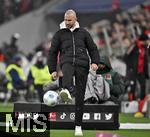 15.01.2025, Fussball 1. Bundesliga 2024/2025, 17. Spieltag,  FC Bayern Mnchen - TSG 1899 Hoffenheim, in der Allianz-Arena Mnchen. Trainer Christian Ilzer (Hoffenheim) kickt den Ball weg

