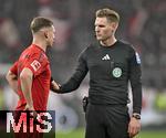 15.01.2025, Fussball 1. Bundesliga 2024/2025, 17. Spieltag,  FC Bayern Mnchen - TSG 1899 Hoffenheim, in der Allianz-Arena Mnchen. Schiedsrichter Timo Gerach (Deutschland) und Joshua Kimmich (FC Bayern Mnchen) ,

