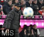 15.01.2025, Fussball 1. Bundesliga 2024/2025, 17. Spieltag,  FC Bayern Mnchen - TSG 1899 Hoffenheim, in der Allianz-Arena Mnchen. Trainer Vincent Kompany (FC Bayern Mnchen) fokussiert den Ball 

