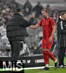 15.01.2025, Fussball 1. Bundesliga 2024/2025, 17. Spieltag,  FC Bayern Mnchen - TSG 1899 Hoffenheim, in der Allianz-Arena Mnchen. v.l. Trainer Vincent Kompany (FC Bayern Mnchen) und Harry Kane (FC Bayern Mnchen) klatschen ab

