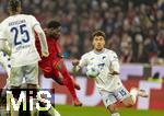 15.01.2025, Fussball 1. Bundesliga 2024/2025, 17. Spieltag,  FC Bayern Mnchen - TSG 1899 Hoffenheim, in der Allianz-Arena Mnchen. v.li: Alphonso Davies (FC Bayern Mnchen) gegen Valentin Gendrey (TSG 1899 Hoffenheim) 