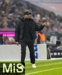 15.01.2025, Fussball 1. Bundesliga 2024/2025, 17. Spieltag,  FC Bayern Mnchen - TSG 1899 Hoffenheim, in der Allianz-Arena Mnchen. Trainer Vincent Kompany (FC Bayern Mnchen) gibt Anweisungen.