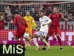 15.01.2025, Fussball 1. Bundesliga 2024/2025, 17. Spieltag,  FC Bayern Mnchen - TSG 1899 Hoffenheim, in der Allianz-Arena Mnchen. v.li: Aleksandar Pavlovic (Bayern Mnchen) , Kevin Akpoguma (TSG 1899 Hoffenheim), Harry Kane (FC Bayern Mnchen) 