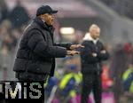 15.01.2025, Fussball 1. Bundesliga 2024/2025, 17. Spieltag,  FC Bayern Mnchen - TSG 1899 Hoffenheim, in der Allianz-Arena Mnchen. Trainer Vincent Kompany (FC Bayern Mnchen) gibt Anweisungen an der Seitenlinie.