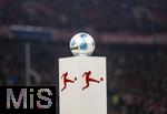 15.01.2025, Fussball 1. Bundesliga 2024/2025, 17. Spieltag,  FC Bayern Mnchen - TSG 1899 Hoffenheim, in der Allianz-Arena Mnchen. Der Spielball liegt auf der Stele bereit vor dem Spiel.