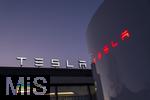 16.01.2025, Bernau am Chiemsee, Felden (Bayern), Die US-Firma Tesla hat hier einen Ladepark fr E-Autos an der Autobahn A8. An 14 modernen Schnell-Ladesulen knnen hier Teslafahrer und andere E-Auto-Fabrikate ihren Auto-Akku aufladen. Alle Stalls sind Supercharger Version V4. Die Wartezeit knnen sich die Autofahrer in einer Lounge der Firma bk-World vertreiben, mit Toiletten, Ruherume, Getrnke und Snack-Automaten und Sitzmglichkeiten etc.   