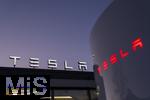 16.01.2025, Bernau am Chiemsee, Felden (Bayern), Die US-Firma Tesla hat hier einen Ladepark fr E-Autos an der Autobahn A8. An 14 modernen Schnell-Ladesulen knnen hier Teslafahrer und andere E-Auto-Fabrikate ihren Auto-Akku aufladen. Alle Stalls sind Supercharger Version V4. Die Wartezeit knnen sich die Autofahrer in einer Lounge der Firma bk-World vertreiben, mit Toiletten, Ruherume, Getrnke und Snack-Automaten und Sitzmglichkeiten etc.   