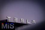 16.01.2025, Bernau am Chiemsee, Felden (Bayern), Die US-Firma Tesla hat hier einen Ladepark fr E-Autos an der Autobahn A8. An 14 modernen Schnell-Ladesulen knnen hier Teslafahrer und andere E-Auto-Fabrikate ihren Auto-Akku aufladen. Alle Stalls sind Supercharger Version V4.  Der TESLA-Schriftzug spiegelt sich in einem Model3-Autodach..   