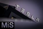 16.01.2025, Bernau am Chiemsee, Felden (Bayern), Die US-Firma Tesla hat hier einen Ladepark fr E-Autos an der Autobahn A8. An 14 modernen Schnell-Ladesulen knnen hier Teslafahrer und andere E-Auto-Fabrikate ihren Auto-Akku aufladen. Alle Stalls sind Supercharger Version V4.  Der TESLA-Schriftzug spiegelt sich in einem Model3-Autodach..   