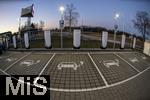 16.01.2025, Bernau am Chiemsee, Felden (Bayern), Die US-Firma Tesla hat hier einen Ladepark fr E-Autos an der Autobahn A8. An 14 modernen Schnell-Ladesulen knnen hier Teslafahrer und andere E-Auto-Fabrikate ihren Auto-Akku aufladen. Alle Stalls sind Supercharger Version V4. Am Boden prangen E-Auto-Pictogramme.