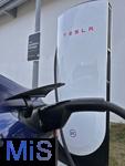 16.01.2025, Bernau am Chiemsee (Bayern), Ein blauer Tesla Model 3 wird gerade aufgeladen. Die US-Firma Tesla hat hier einen Ladepark fr E-Autos an der Autobahn A8. An modernen Schnell-Ladesulen knnen hier Teslafahrer und andere E-Auto-Fabrikate ihren Auto-Akku aufladen. Alle Stalls sind Supercharger Version V4.   Das Schild bedeutet: Offen fr alle Elektroautos 