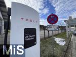 16.01.2025, Bernau am Chiemsee (Bayern), Die US-Firma Tesla hat hier einen Ladepark fr E-Autos an der Autobahn A8. An modernen Schnell-Ladesulen knnen hier Teslafahrer und andere E-Auto-Fabrikate ihren Auto-Akku aufladen. Alle Stalls sind Supercharger Version V4.   Das Schild bedeutet: Offen fr alle Elektroautos 