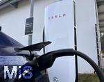 16.01.2025, Bernau am Chiemsee (Bayern), Ein blauer Tesla Model 3 wird gerade aufgeladen. Die US-Firma Tesla hat hier einen Ladepark fr E-Autos an der Autobahn A8. An modernen Schnell-Ladesulen knnen hier Teslafahrer und andere E-Auto-Fabrikate ihren Auto-Akku aufladen. Alle Stalls sind Supercharger Version V4.   Das Schild bedeutet: Offen fr alle Elektroautos 