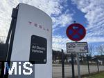 16.01.2025, Bernau am Chiemsee (Bayern), Die US-Firma Tesla hat hier einen Ladepark fr E-Autos an der Autobahn A8. An modernen Schnell-Ladesulen knnen hier Teslafahrer und andere E-Auto-Fabrikate ihren Auto-Akku aufladen. Alle Stalls sind Supercharger Version V4.   Das Schild bedeutet: Offen fr alle Elektroautos 