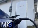 16.01.2025, Bernau am Chiemsee (Bayern), Ein blauer Tesla Model 3 wird gerade aufgeladen. Die US-Firma Tesla hat hier einen Ladepark fr E-Autos an der Autobahn A8. An modernen Schnell-Ladesulen knnen hier Teslafahrer und andere E-Auto-Fabrikate ihren Auto-Akku aufladen. Alle Stalls sind Supercharger Version V4.   Das Schild bedeutet: Offen fr alle Elektroautos 