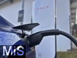 16.01.2025, Bernau am Chiemsee (Bayern), Ein blauer Tesla Model 3 wird gerade aufgeladen. Die US-Firma Tesla hat hier einen Ladepark fr E-Autos an der Autobahn A8. An modernen Schnell-Ladesulen knnen hier Teslafahrer und andere E-Auto-Fabrikate ihren Auto-Akku aufladen. Alle Stalls sind Supercharger Version V4.   Das Schild bedeutet: Offen fr alle Elektroautos 