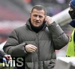 18.01.2025, Fussball 1. Bundesliga 2024/2025, 18. Spieltag,  FC Bayern Mnchen - VfL Wolfsburg, in der Allianz-Arena Mnchen. Manager Max Eberl (FC Bayern Mnchen) nachdenklich

