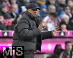 18.01.2025, Fussball 1. Bundesliga 2024/2025, 18. Spieltag,  FC Bayern Mnchen - VfL Wolfsburg, in der Allianz-Arena Mnchen. Trainer Vincent Kompany (FC Bayern Mnchen) gestikuliert

