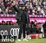 18.01.2025, Fussball 1. Bundesliga 2024/2025, 18. Spieltag,  FC Bayern Mnchen - VfL Wolfsburg, in der Allianz-Arena Mnchen. Trainer Vincent Kompany (FC Bayern Mnchen) gestikuliert

