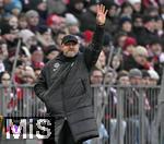 18.01.2025, Fussball 1. Bundesliga 2024/2025, 18. Spieltag,  FC Bayern Mnchen - VfL Wolfsburg, in der Allianz-Arena Mnchen. Trainer Ralph Hasenhttl (Wolfsburg) gestikuliert

