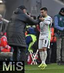 18.01.2025, Fussball 1. Bundesliga 2024/2025, 18. Spieltag,  FC Bayern Mnchen - VfL Wolfsburg, in der Allianz-Arena Mnchen. Mohamed Amoura (Wolfsburg) jubelt mit Trainer Ralph Hasenhttl (Wolfsburg) .

