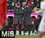 18.01.2025, Fussball 1. Bundesliga 2024/2025, 18. Spieltag,  FC Bayern Mnchen - VfL Wolfsburg, in der Allianz-Arena Mnchen. v.l. Trainer Ralph Hasenhttl (Wolfsburg) und sein Sohn Co-Trainer Patrick Hasenhttl (Wolfsburg).

