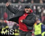 18.01.2025, Fussball 1. Bundesliga 2024/2025, 18. Spieltag,  FC Bayern Mnchen - VfL Wolfsburg, in der Allianz-Arena Mnchen. Trainer Vincent Kompany (FC Bayern Mnchen) macht die Becker Faust

