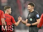 18.01.2025, Fussball 1. Bundesliga 2024/2025, 18. Spieltag,  FC Bayern Mnchen - VfL Wolfsburg, in der Allianz-Arena Mnchen. Joshua Kimmich (FC Bayern Mnchen) shakehands mit Schiedsrichter Tobias Reichel (Deutschland).

