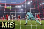 18.01.2025, Fussball 1. Bundesliga 2024/2025, 18. Spieltag,  FC Bayern Mnchen - VfL Wolfsburg, in der Allianz-Arena Mnchen. Torschuss Leon Goretzka (3.v.re, FC Bayern Mnchen) Kopfballtor zum 3:1, Torwart Kamil Grabara (Wolfsburg) kann nichts mehr tun.