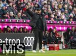 18.01.2025, Fussball 1. Bundesliga 2024/2025, 18. Spieltag,  FC Bayern Mnchen - VfL Wolfsburg, in der Allianz-Arena Mnchen. Trainer Vincent Kompany (FC Bayern Mnchen) gibt Anweisungen 