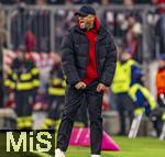 18.01.2025, Fussball 1. Bundesliga 2024/2025, 18. Spieltag,  FC Bayern Mnchen - VfL Wolfsburg, in der Allianz-Arena Mnchen. Trainer Vincent Kompany (FC Bayern Mnchen) ballt emotional die Faust.