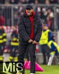 18.01.2025, Fussball 1. Bundesliga 2024/2025, 18. Spieltag,  FC Bayern Mnchen - VfL Wolfsburg, in der Allianz-Arena Mnchen. Trainer Vincent Kompany (FC Bayern Mnchen) ballt emotional die Faust.