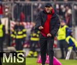 18.01.2025, Fussball 1. Bundesliga 2024/2025, 18. Spieltag,  FC Bayern Mnchen - VfL Wolfsburg, in der Allianz-Arena Mnchen. Trainer Vincent Kompany (FC Bayern Mnchen) ballt emotional die Faust.