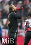 18.01.2025, Fussball 1. Bundesliga 2024/2025, 18. Spieltag,  FC Bayern Mnchen - VfL Wolfsburg, in der Allianz-Arena Mnchen. Harry Kane (FC Bayern Mnchen) trinkt beim Aufwrmen aus seiner Wasserflasche 