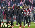 18.01.2025, Fussball 1. Bundesliga 2024/2025, 18. Spieltag,  FC Bayern Mnchen - VfL Wolfsburg, in der Allianz-Arena Mnchen. Gut gelaunt beim Aufwrmen, die Ersatzspieler Serge Gnabry (FC Bayern Mnchen) und Thomas Mller (FC Bayern Mnchen) 