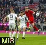 18.01.2025, Fussball 1. Bundesliga 2024/2025, 18. Spieltag,  FC Bayern Mnchen - VfL Wolfsburg, in der Allianz-Arena Mnchen. re: Harry Kane (FC Bayern Mnchen) Kopfball gegen Denis Vavro (Wolfsburg) und Kilian Fischer (mitte, Wolfsburg) 