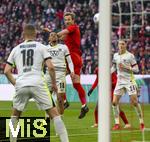 18.01.2025, Fussball 1. Bundesliga 2024/2025, 18. Spieltag,  FC Bayern Mnchen - VfL Wolfsburg, in der Allianz-Arena Mnchen. Harry Kane (FC Bayern Mnchen) steigt gegen Lukas Nmecha (Wolfsburg) zum Kopfball hoch. 