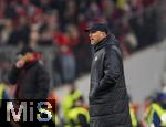 18.01.2025, Fussball 1. Bundesliga 2024/2025, 18. Spieltag,  FC Bayern Mnchen - VfL Wolfsburg, in der Allianz-Arena Mnchen. Trainer Ralph Hasenhttl (Wolfsburg) gibt Anweisungen. 