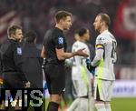 18.01.2025, Fussball 1. Bundesliga 2024/2025, 18. Spieltag,  FC Bayern Mnchen - VfL Wolfsburg, in der Allianz-Arena Mnchen. Maximilian Arnold (re, Wolfsburg) nach dem Spiel mit Schiedsrichter Tobias Reichel.