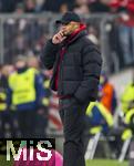 18.01.2025, Fussball 1. Bundesliga 2024/2025, 18. Spieltag,  FC Bayern Mnchen - VfL Wolfsburg, in der Allianz-Arena Mnchen. Trainer Vincent Kompany (FC Bayern Mnchen) nachdenklich 