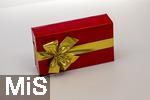 20.01.2025,  Weihnachtsgeschenk, Geburtstagsgeschenk, Rote Papierverpackung mit goldener Schleife umwickelt.